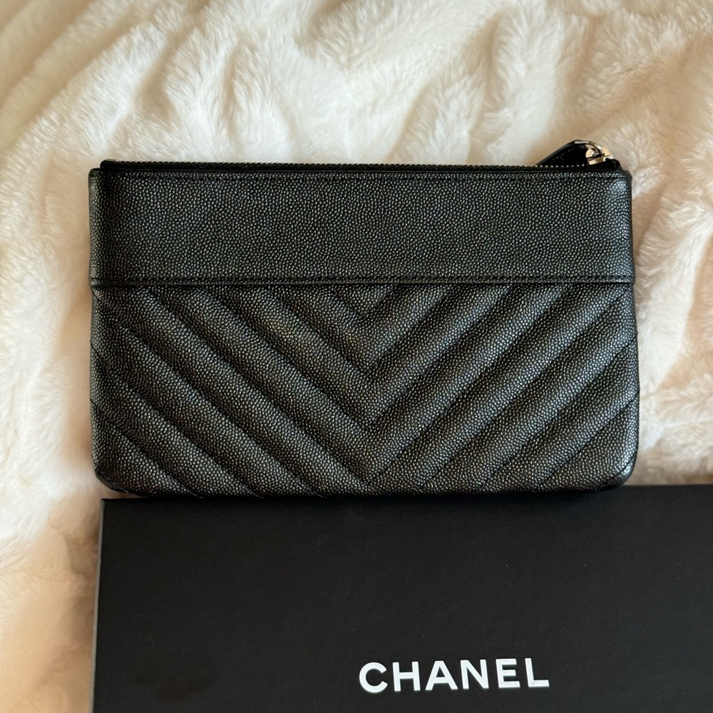 Chanel
Mademoiselle Vintage O Case Pouch Chevron Metallic Caviar - Picture 3 of 14